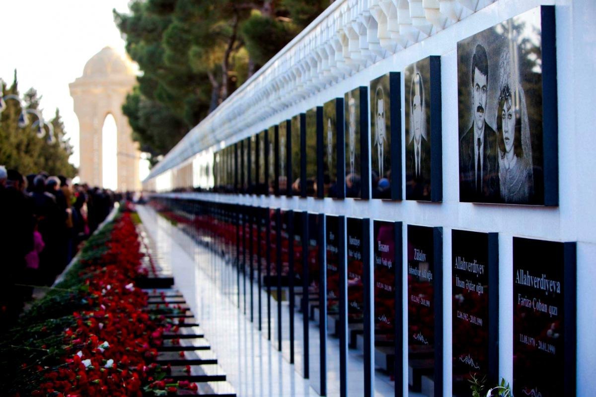 Şəhidlər Xiyabanında qəlbləri titrədən MƏZAR &ndash; Bu gün ən çox bu şəhid ZİYARƏT olundu &ndash; VİDEO