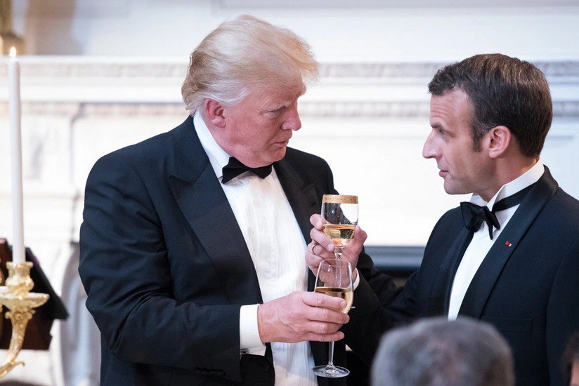 Tramp Makronu şərabla HƏDƏLƏDİ