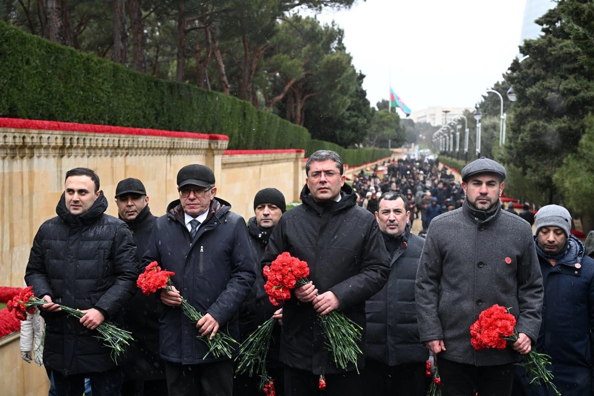 MEDİA nümayəndələri Şəhidlər xiyabanını ziyarət ediblər &ndash; FOTO