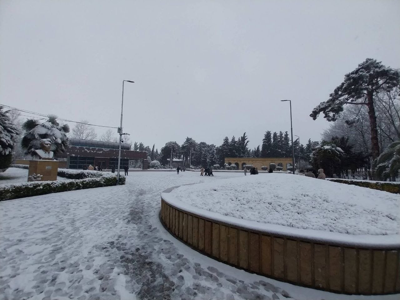 Biləsuvara mövsümün ilk qarı yağdı - FOTO