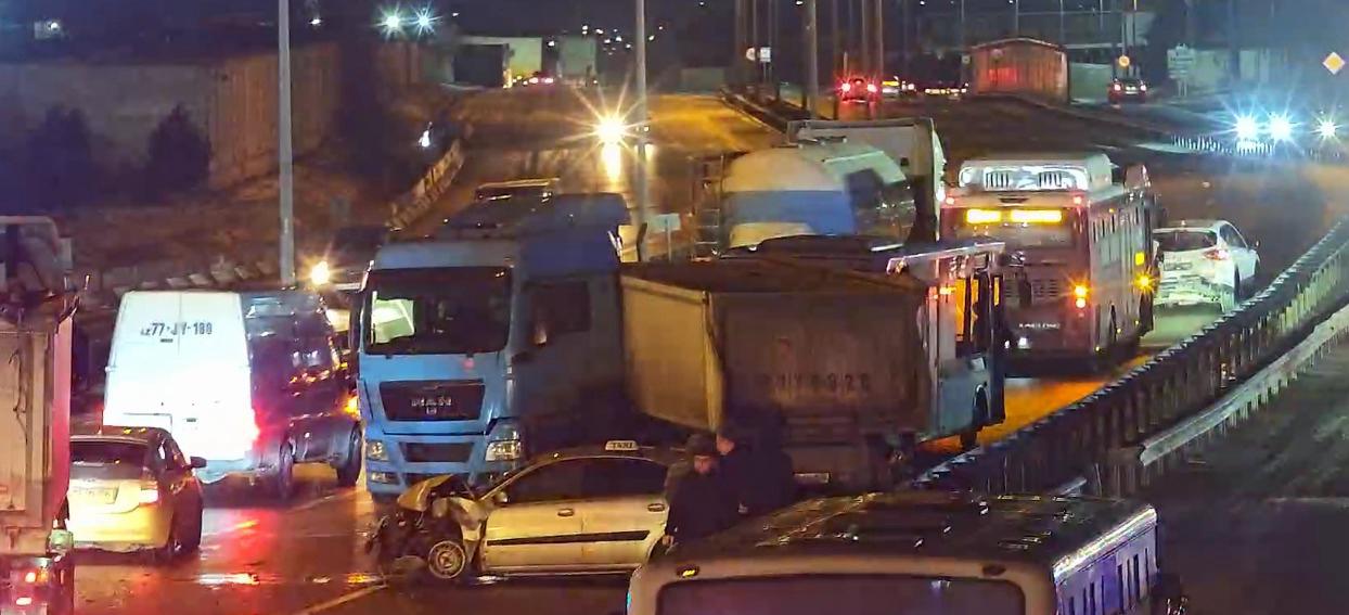 Yasamalda buzlu yol qəza yaratdı, yol bağlandı - FOTO