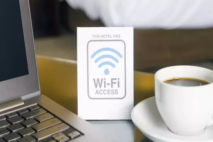 Otellərdəki Wi-Fi-dan heç vaxt istifadə etməyin: Mütəxəssislər səbəbini izah edir