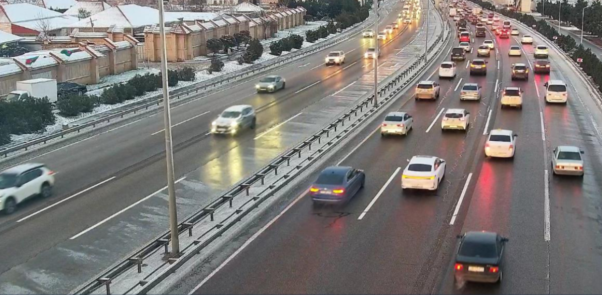 XƏBƏRDARLIQ: Aeroport şosesində yolu buz bağlayıb &ndash; FOTO