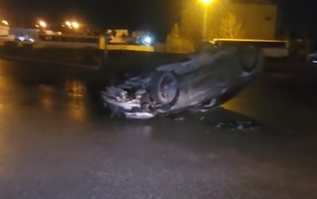 Buzlu yolda sürüşən maşın aşdı &ndash; VİDEO