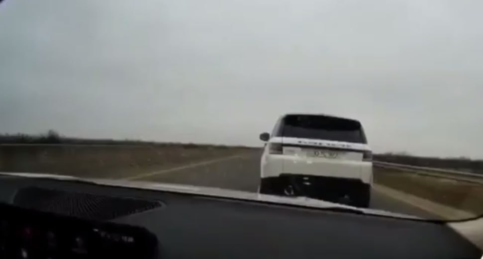 &ldquo;Range Rover&rdquo;lə təhlükəli manevr edən sürücü belə saxlanıldı &ndash; ANBAAN VİDEO