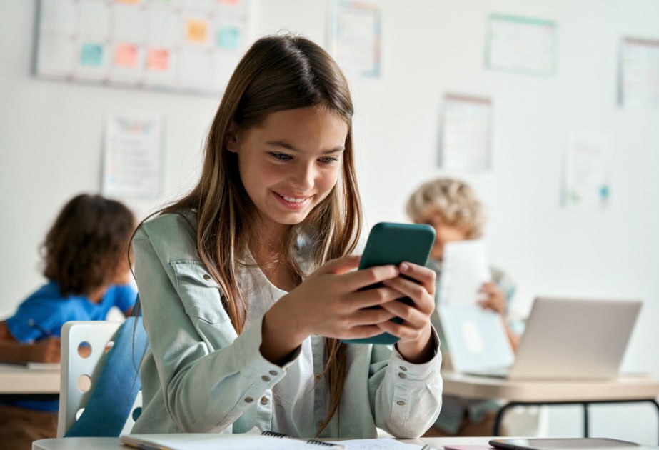 Bu ölkədə məktəblərdə müəllimlərə də telefon qadağası QOYULUR