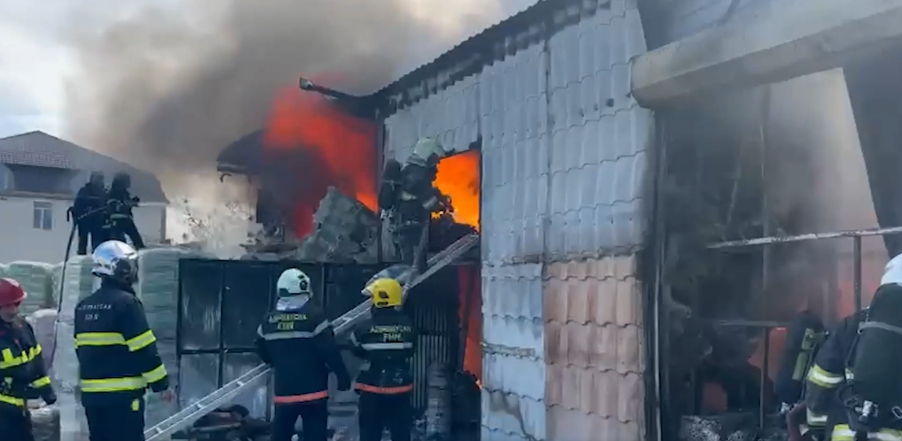 Dərnəgüldə yanan obyektin yaxınlığındakı mağazalar təxliyə edilir - VİDEO