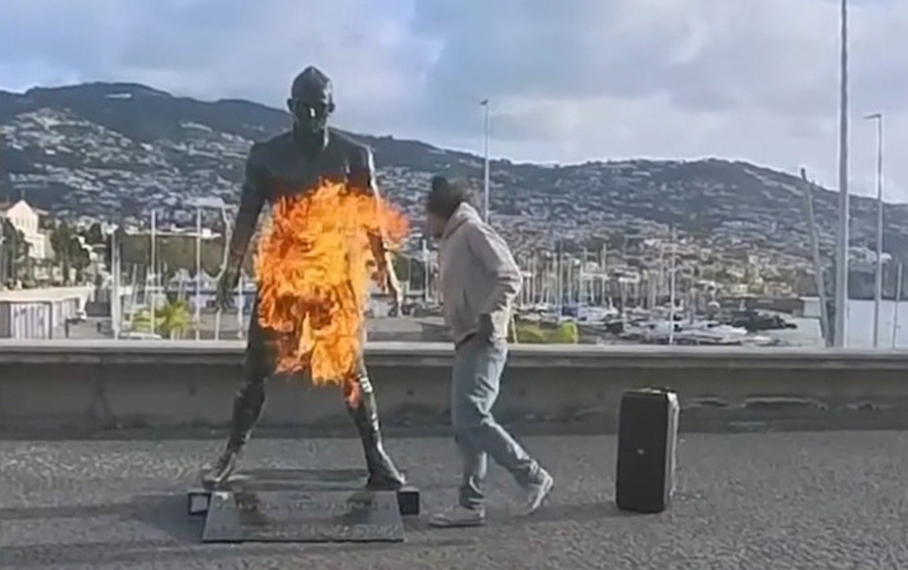 Ronaldonun heykəlini yandırdılar - VİDEO