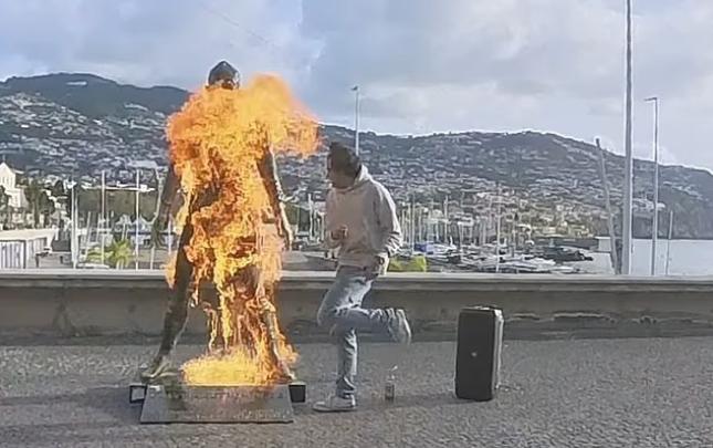 Ronaldonun heykəli yandırıldı - VİDEO