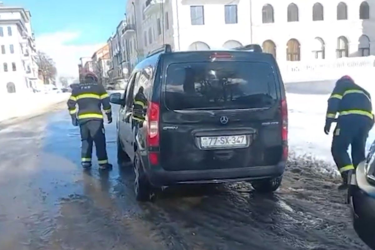 Qarabağda buz bağlayan yollarda köməksiz qalanlar belə xilas edildi – VİDEO Qarabağda buz bağlayan yollarda köməksiz qalanlar belə xilas edildi – VİDEO