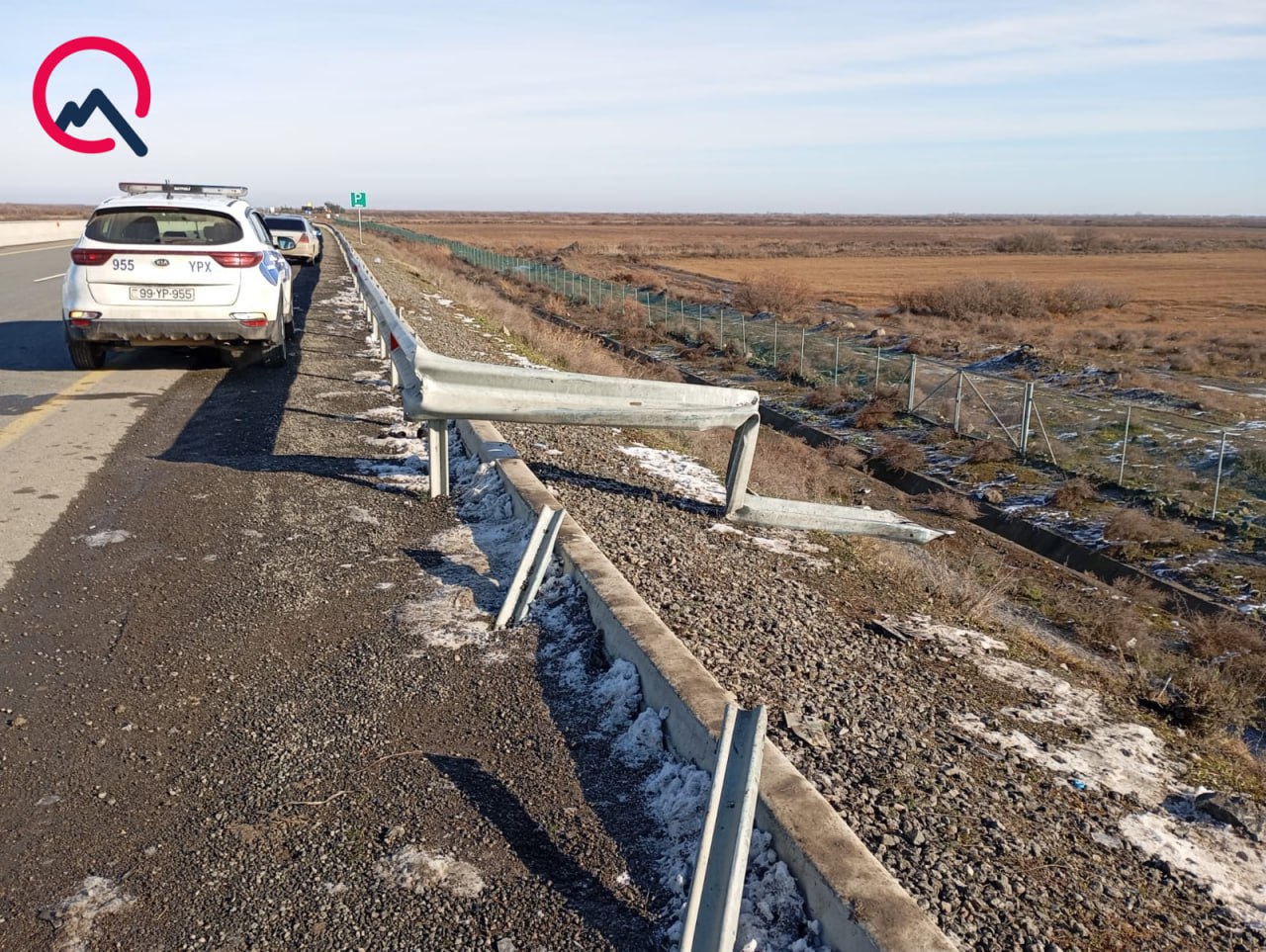 “Mercedes” buzlu yolda aşdı - 2 nəfər yaralandı - FOTO “Mercedes” buzlu yolda aşdı - 2 nəfər yaralandı - FOTO