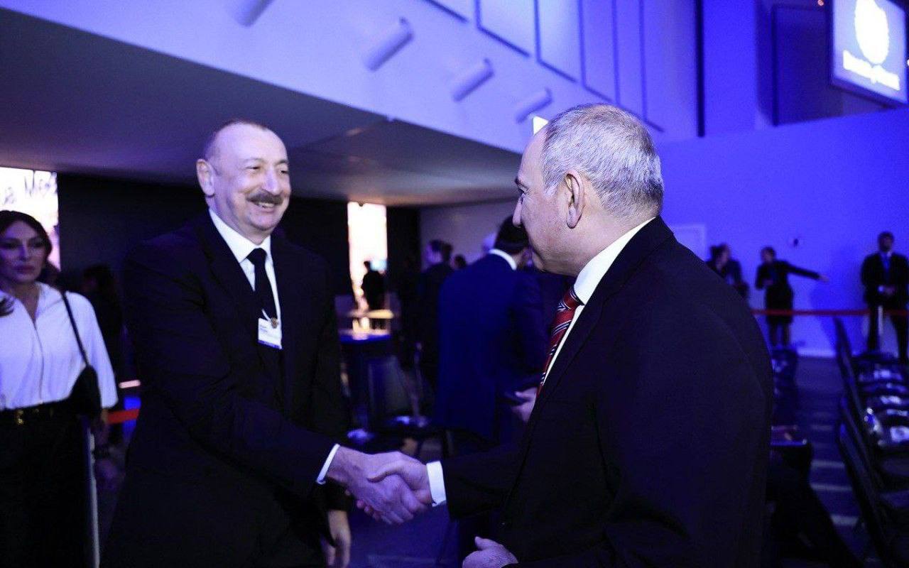 İlham Əliyev və Paşinyan Davosda ayaqüstü söhbət etdi İlham Əliyev və Paşinyan Davosda ayaqüstü söhbət etdi