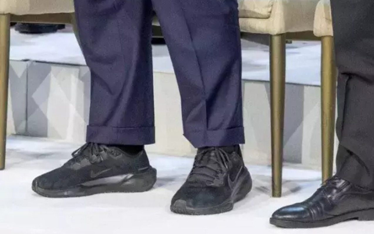 Ayaqqabıları gündəm oldu - Fotolar Ayaqqabıları gündəm oldu - Fotolar