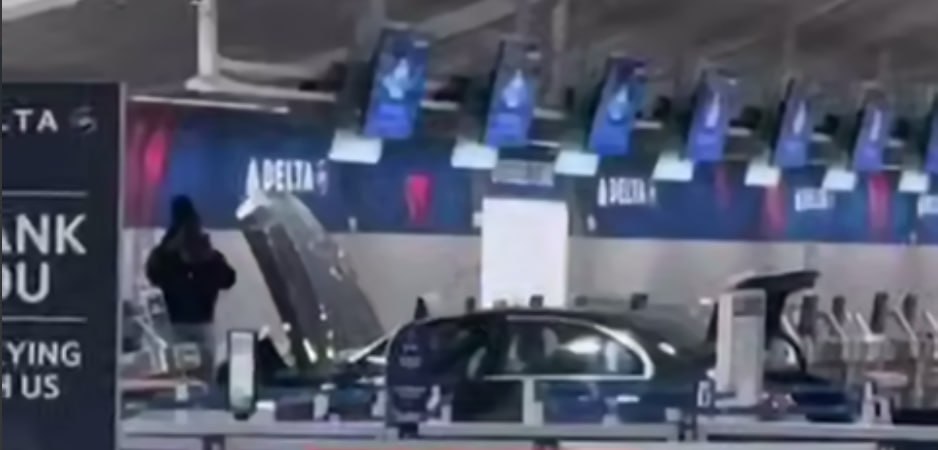 ABŞ-da avtomobil aeroportun girişinə çırpıldı – Yaralılar var – VİDEO ABŞ-da avtomobil aeroportun girişinə çırpıldı – Yaralılar var – VİDEO