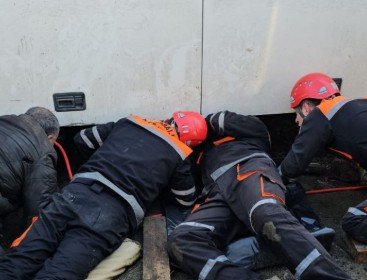 Avtobusu təmir edərkən altında qalan şəxs belə xilas edildi - FOTO/VİDEO Avtobusu təmir edərkən altında qalan şəxs belə xilas edildi - FOTO/VİDEO