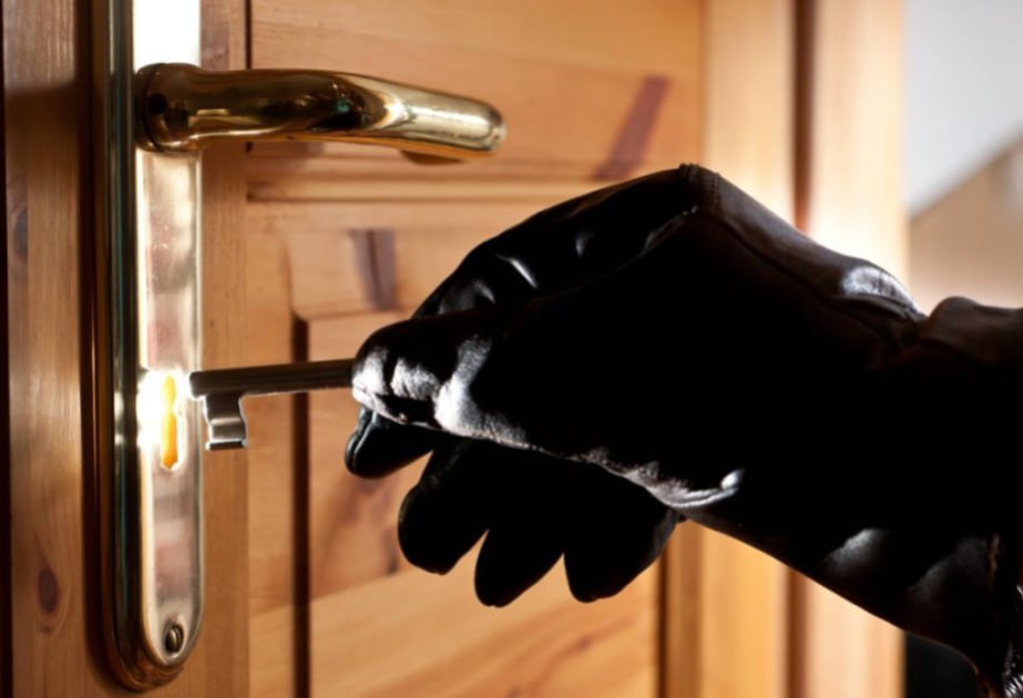 Evlərdən oğurluq edən 2 nəfər TUTULDU