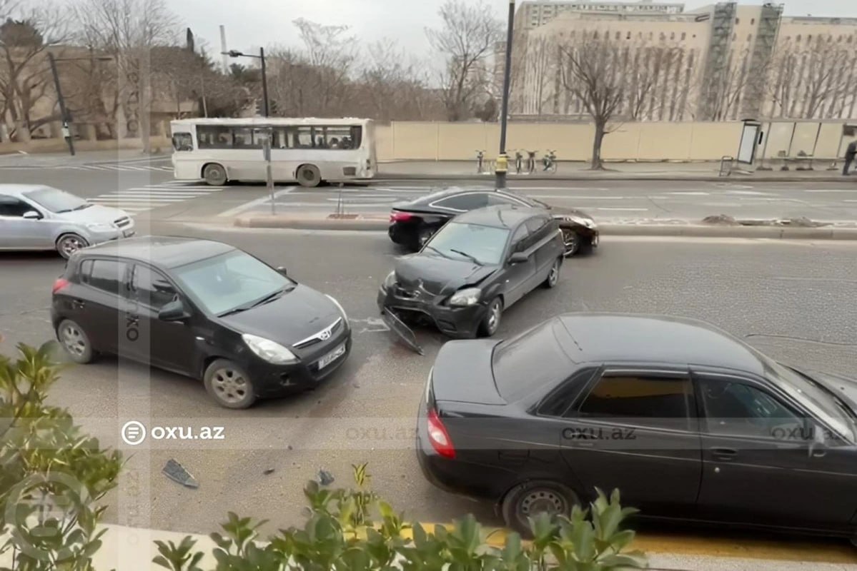 İctimai TV-nin önündə 3 avtomobil toqquşdu İctimai TV-nin önündə 3 avtomobil toqquşdu