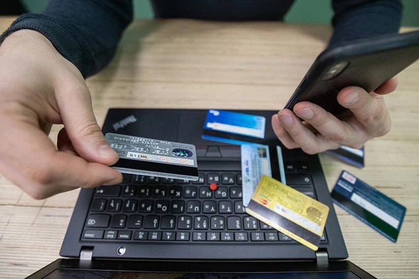 Bakıda iş yoldaşının kartından pul oğurladı