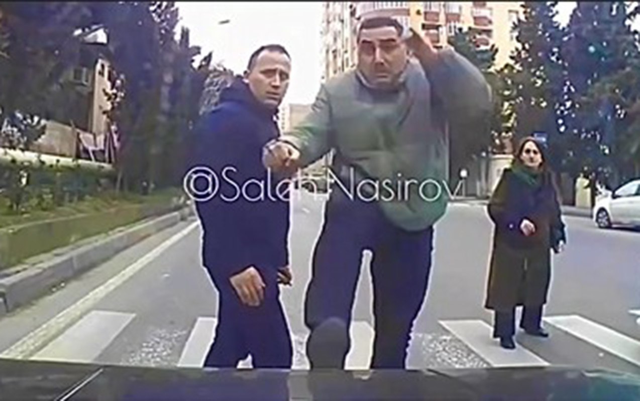 Piyada keçidində maşının üstünə tullandı - Polis araşdırır - VİDEO