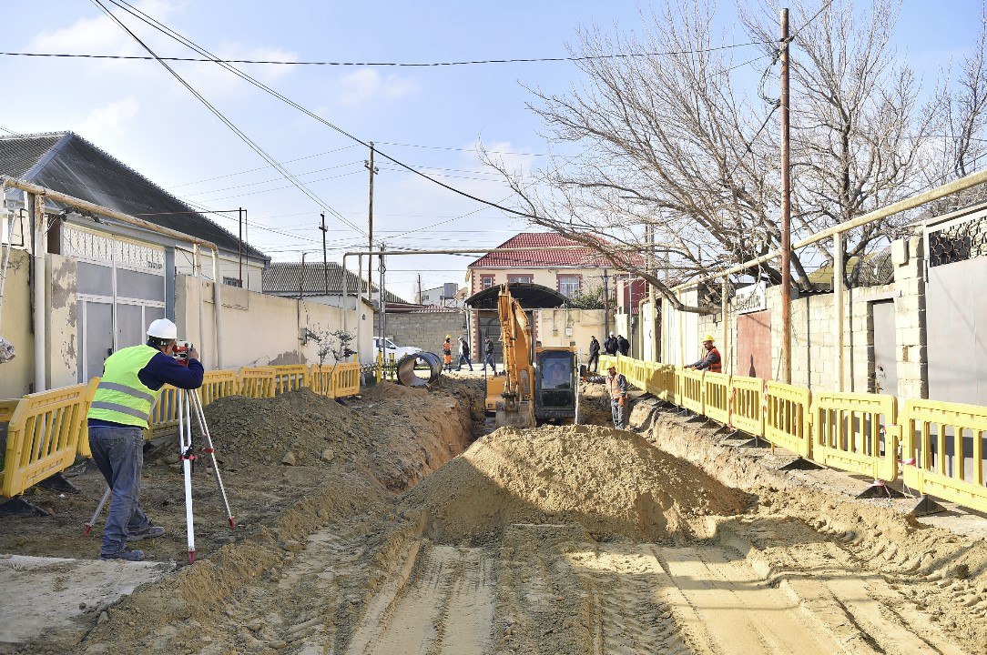 7 küçədə su və kanalizasiya xətlərinin yeri dəyişdirildi &ndash; Üzərində evlər tikilibmiş - FOTO/VİDEO
