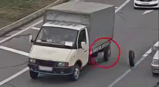 Prospektdə hərəkət edən yük avtomobilinin təkərləri yerindən çıxdı – ANBAAN VİDEO Prospektdə hərəkət edən yük avtomobilinin təkərləri yerindən çıxdı – ANBAAN VİDEO