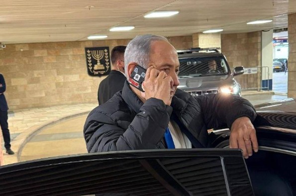 Netanyahu qapalı kameralı telefondan istifadə edir – FOTO Netanyahu qapalı kameralı telefondan istifadə edir – FOTO