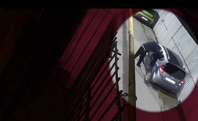 Avtomobillərdən oğurluq edən şəxs kameraya düşdü &ndash; ANBAAN VİDEO