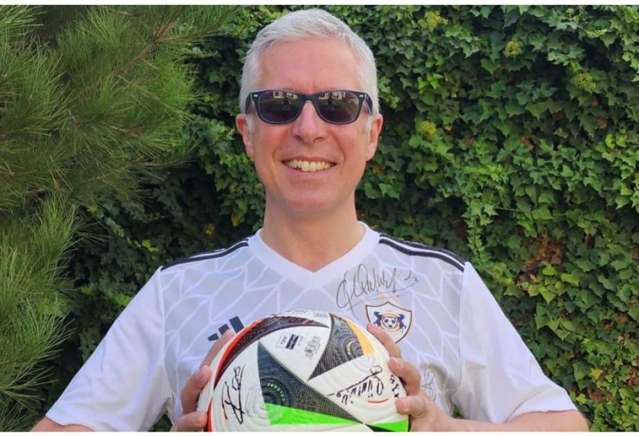 Britaniyanın Azərbaycandakı səfiri “Qarabağ”ın oyununu stadiondan canlı izləyəcək Britaniyanın Azərbaycandakı səfiri “Qarabağ”ın oyununu stadiondan canlı izləyəcək