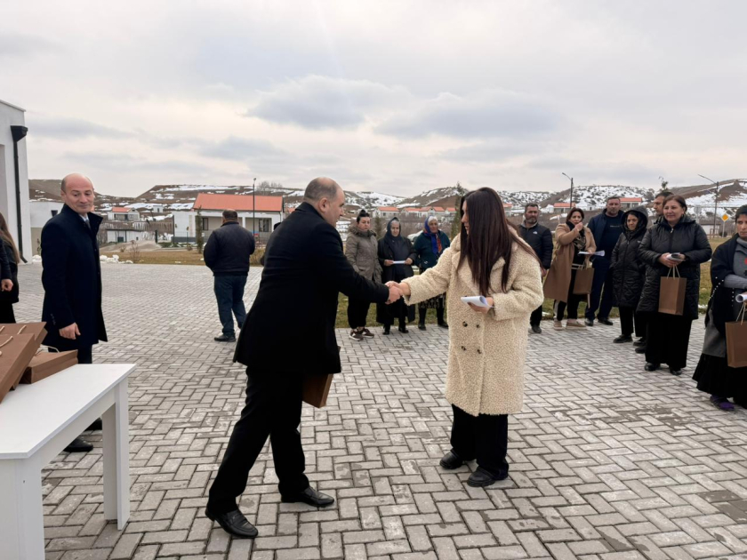 Horovlu kəndində daha 20 ailəyə evlərinin açarları təqdim olundu - FOTO Horovlu kəndində daha 20 ailəyə evlərinin açarları təqdim olundu - FOTO