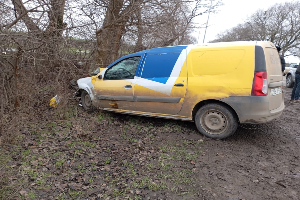 Cəlilabadda "Azərpoçt"un maşını ağaca çırpılıb, sürücü xəsarət alıb - FOTO Cəlilabadda "Azərpoçt"un maşını ağaca çırpılıb, sürücü xəsarət alıb - FOTO