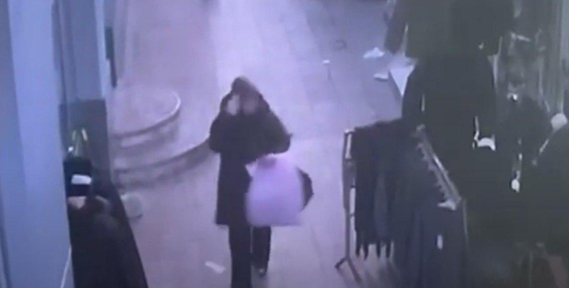 Bakıda qadından ağılasığmaz OĞURLUQ: Qapısı açıq olan evləri taladı – ANBAAN VİDEO Bakıda qadından ağılasığmaz OĞURLUQ: Qapısı açıq olan evləri taladı – ANBAAN VİDEO