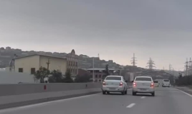 Yolda sürət yarışı təşkil edən sürücülər SAXLANILDI – VİDEO Yolda sürət yarışı təşkil edən sürücülər SAXLANILDI – VİDEO