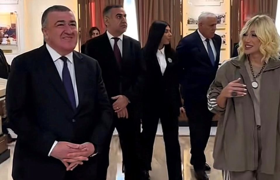 Röya qalmaqalına görə Xətai İcra hakimiyyətindəki vəzifəsini itirdi &ndash; FOTO/VİDEO