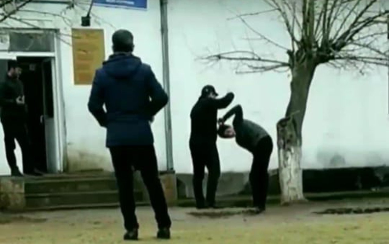 Məktəb direktoru şagirdi döyüb? – VİDEO Məktəb direktoru şagirdi döyüb? – VİDEO