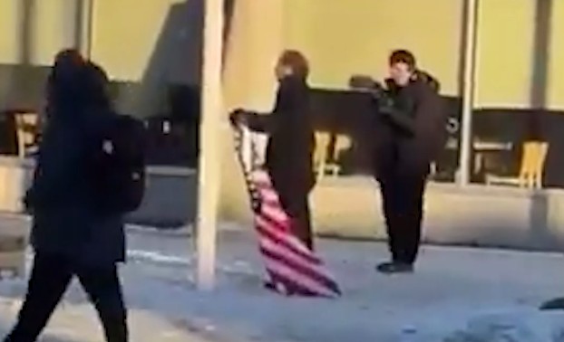 Qrenlandiyada ABŞ bayrağını qaldırmaq istəyən şəxs tutuldu – VİDEO Qrenlandiyada ABŞ bayrağını qaldırmaq istəyən şəxs tutuldu – VİDEO