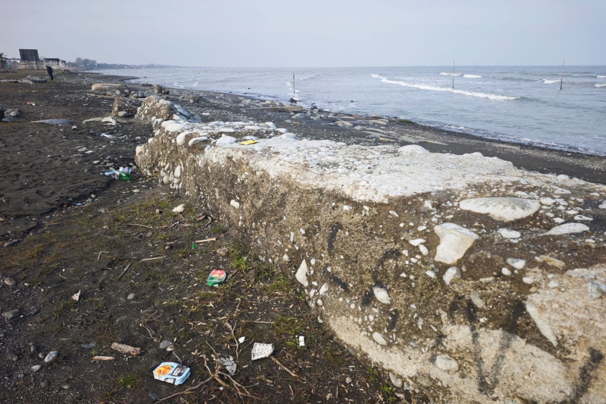 Lənkəranda Xəzər dənizi geri çəkildi &ndash; Görün suyun altından nə çıxdı?