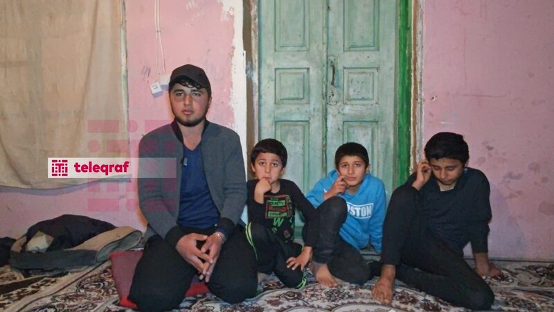 Fermada keçən uşaqlıq: Cəlilabadda 4 qardaş məktəb üzü görmür - FOTO Fermada keçən uşaqlıq: Cəlilabadda 4 qardaş məktəb üzü görmür - FOTO