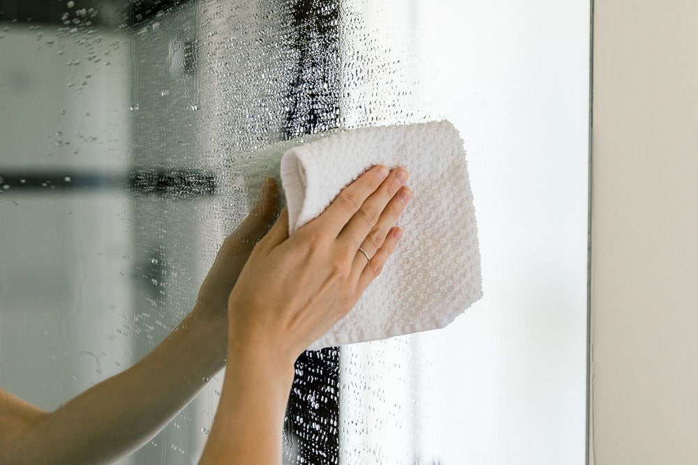 Güzgünü iz buraxmadan təmizləməyin peşəkar ÜSULU