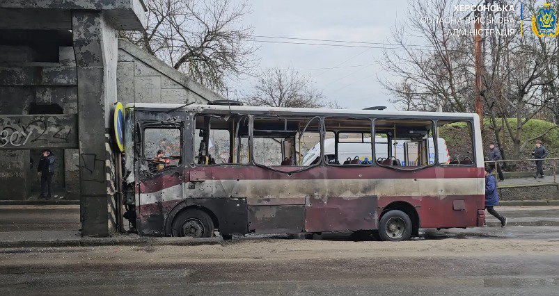 Rusiya Xersonda sərnişin avtobusunu atəşə tutdu: Ölən və yaralılar var – VİDEO Rusiya Xersonda sərnişin avtobusunu atəşə tutdu: Ölən və yaralılar var – VİDEO