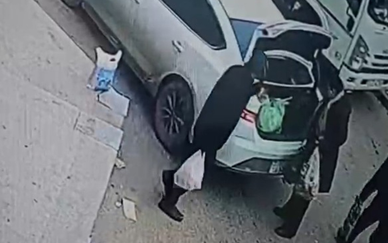 Marketdə &ldquo;kömək etdiyi&rdquo; qadını soydu &ndash; ANBAAN VİDEO