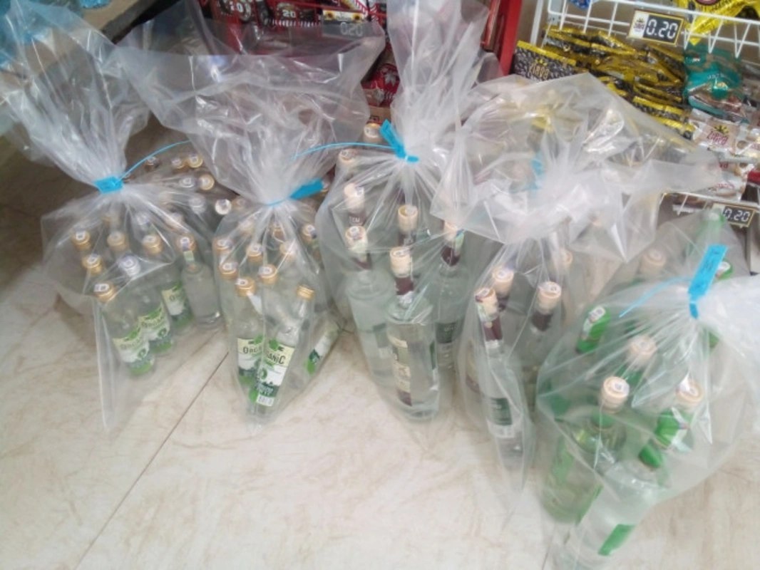 Gəncədə mağazalarda YOXLAMA: Məşhur markaya aid saxta araqlar aşkarlandı - FOTO