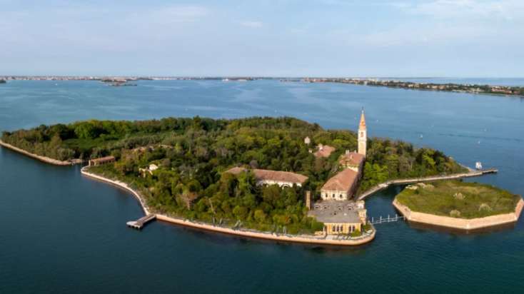 Bu adaya ayaq basan dəli olur Bu adaya ayaq basan dəli olur