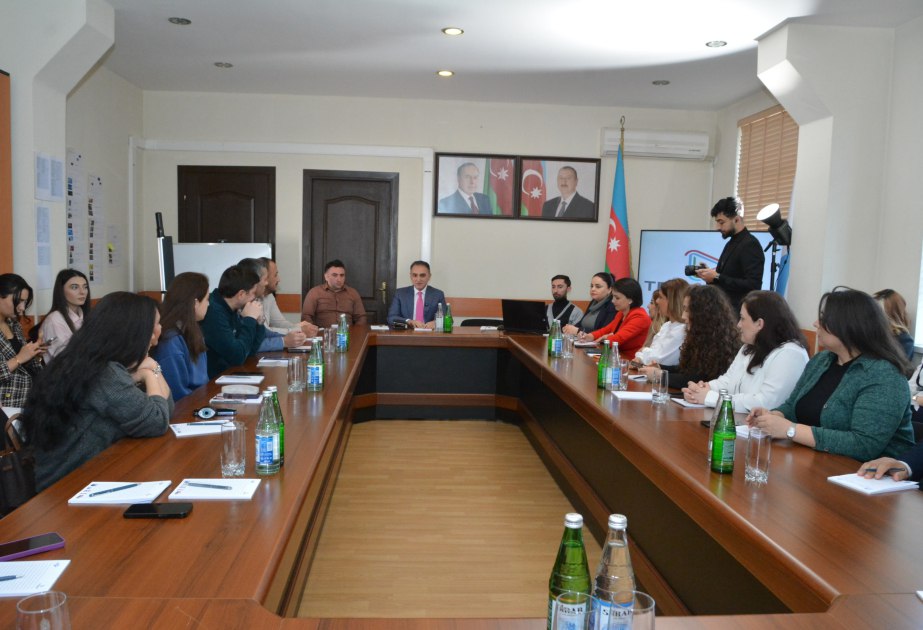 “Uğurlu kommunikasiya: səlis nitq və sərlövhə yaradıcılığı” mövzusunda təlim keçirildi - FOTO “Uğurlu kommunikasiya: səlis nitq və sərlövhə yaradıcılığı” mövzusunda təlim keçirildi - FOTO