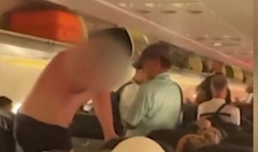 Təyyarədə qorxulu anlar: Rusiyalı sərnişin soyunub... - VİDEO
