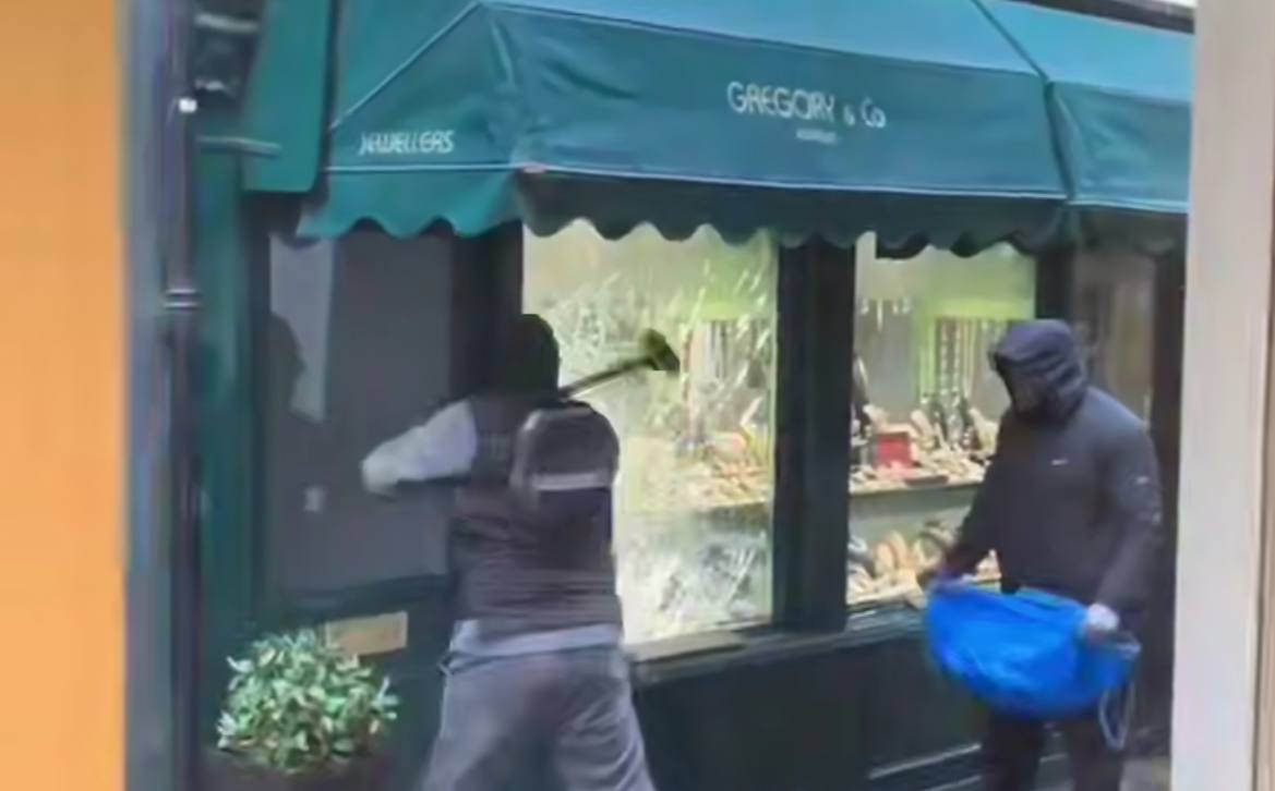 Londonda günün günorta çağı zərgərlik mağazası qarət edildi - ANBAAN VİDEO