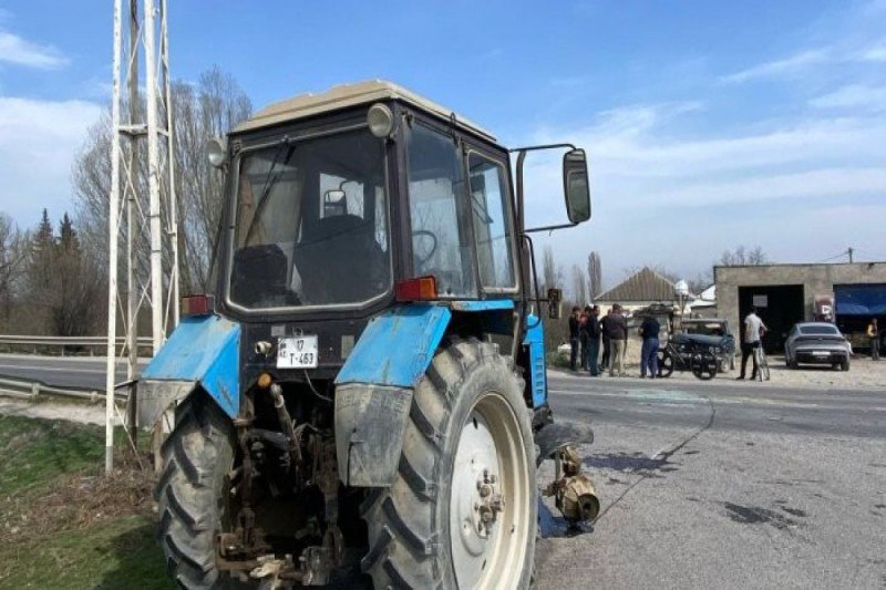Sabirabadda avtomobil traktorla toqquşdu - Ağır yaralanan var