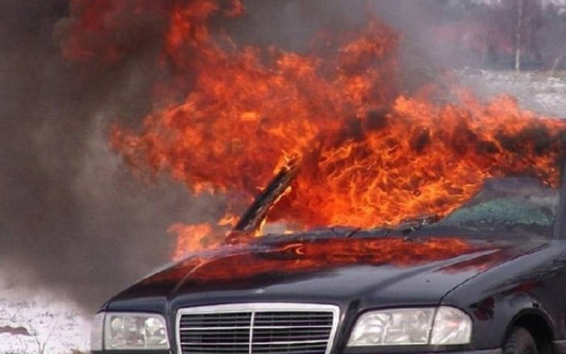 Bakıda “Mercedes” avtomobili yandı Bakıda “Mercedes” avtomobili yandı