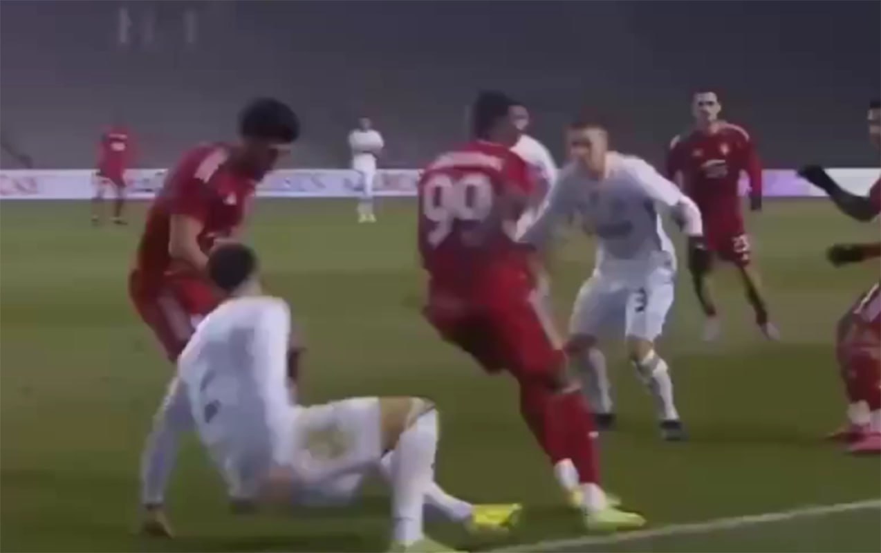 &ldquo;Qarabağ&rdquo;ın oyunçusuna qarşı sərt oynadı, hakim &ldquo;qırmızı&rdquo; vermədi - VİDEO