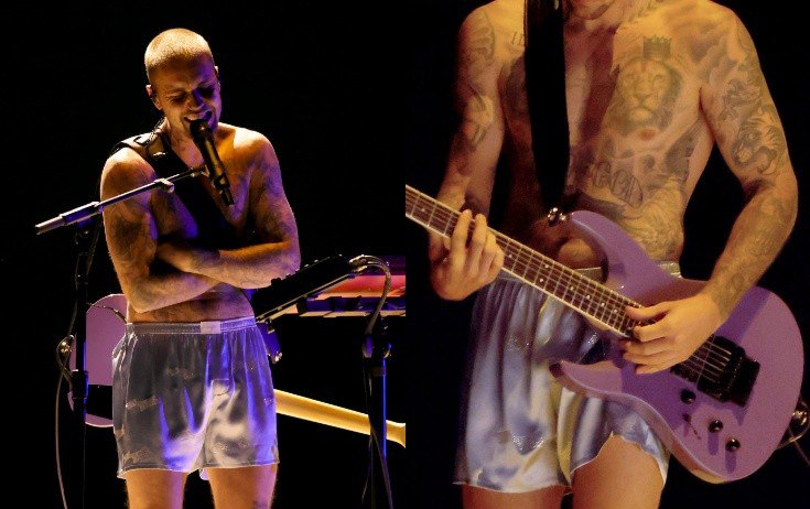 Döymələrini nümayiş etdirmək üçün səhnəyə şortikdə çıxdı &ndash; FOTO