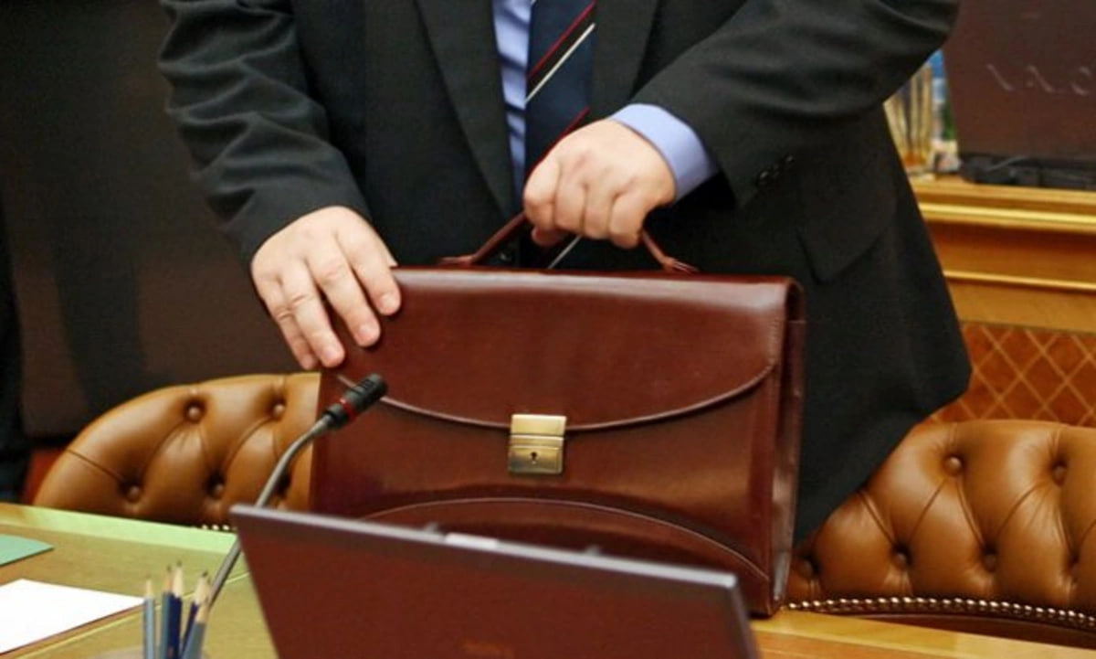 Qandallanan məmurun yerinə təyin edilən şəxs də bir ay sonra işdən ÇIXARILDI Qandallanan məmurun yerinə təyin edilən şəxs də bir ay sonra işdən ÇIXARILDI